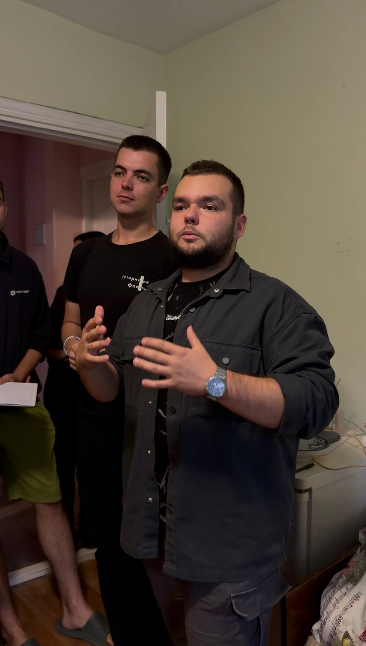 Bereziuk Ruslan ta Mishchii Ivan spilkuiutsia iz zhyteliamy hurtozhytku